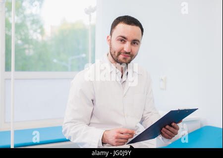 Ritratto di bella coppia medico in ufficio Foto Stock
