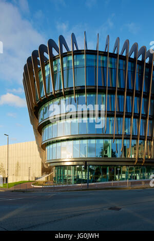 Il alettato e facciata in vetro del nuovo edificio Oastler, Huddersfield campus universitario, West Yorkshire Foto Stock