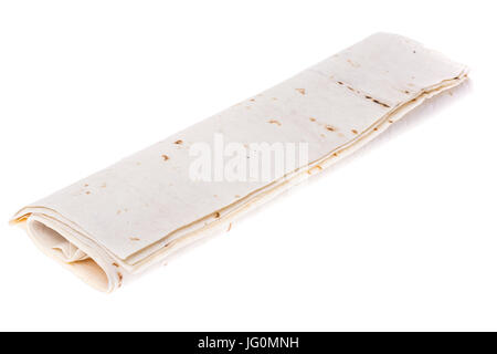 Sottile, lavash arrotolato su sfondo bianco. Foto Studio Foto Stock