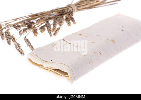 Sottile, lavash arrotolato su sfondo bianco. Foto Studio Foto Stock