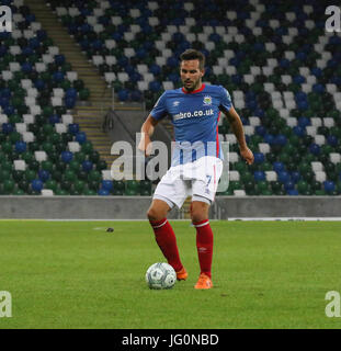 Windsor Park, Belfast, Irlanda del Nord. Il 28 giugno 2017. Linfield 1 La Fiorita 0. Linfield Andrew Waterworth (7) in azione. Foto Stock