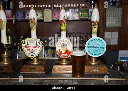 Real ale pompe di mano presi in un pub inglese Foto Stock