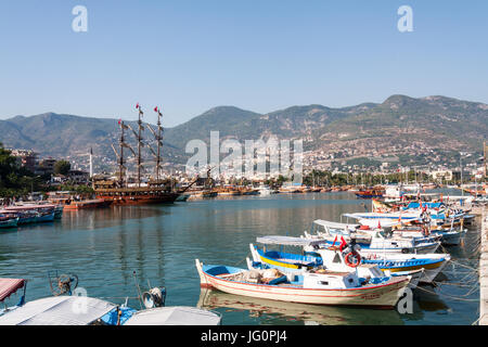 Pesca e turisti barche ormeggiate nel porto di Alanya, Turchia Foto Stock