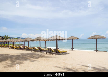 La paglia ombrelloni e sdraio su Bang Tao Beach, Phuket, Tailandia Foto Stock