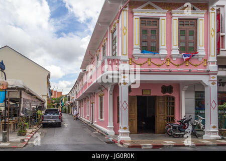 Rosa sino architettura portoghese palazzo all'angolo di Romanee Soi e Thalang Road, Phuket, Tailandia Foto Stock