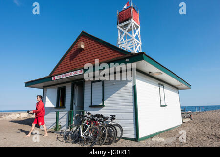 La storica Leuty stazione bagnino sulle rive del lago Ontario in spiagge quartiere di Toronto in Canada Foto Stock