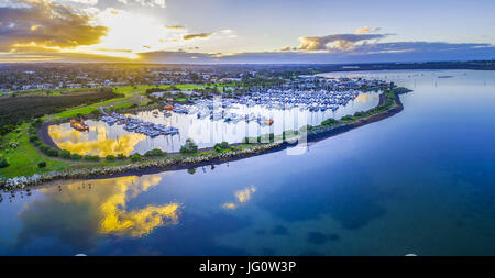 Vista aerea della bella Westernport Marina con ormeggiate barche e yacht al tramonto Foto Stock