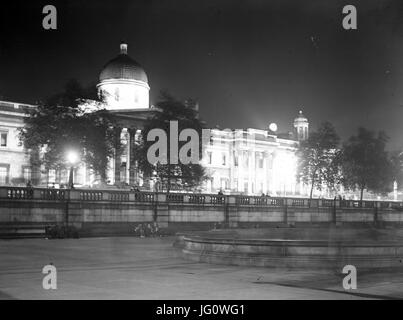 Guardando attraverso Trafalgar Square verso la National Gallery e St Martin-in-the-Fields Church a Londra. Foto Stock