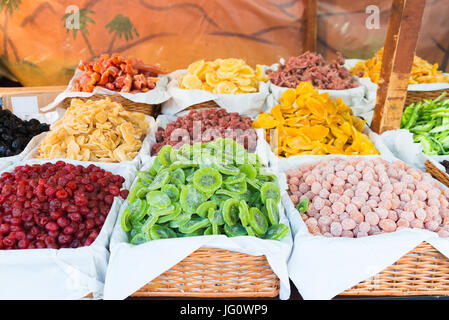 Store con diversi frutti essiccati nel mercato Foto Stock