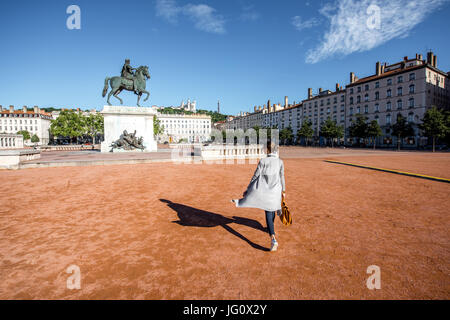 Donna in viaggio a Lione Foto Stock