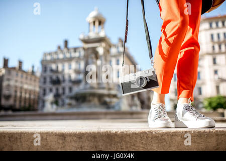 Donna in viaggio a Lione Foto Stock