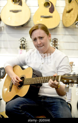 Del primo ministro di Scozia Nicola storione e SNP candidato Mhairi Black visita il centro musicale di Paisley. Dotato di: Mhairi nero dove: Paisley, Regno Unito quando: 2 Giu 2017 Credit: Euan ciliegio/WENN.com Foto Stock