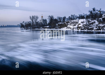 Vista aerea del grande fiume con ghiaccio galleggiante floes durante il crepuscolo. La deriva del ghiaccio. La guida di ghiaccio. Glaçon. motion blur. Isola Monastyrsky, Dn Foto Stock