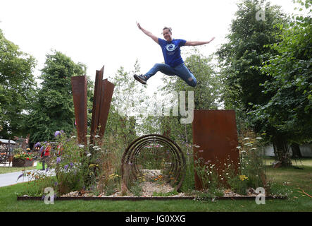 Thuli Agnello, chi è un urbano parkour runner, nella &Brownfield ETH; Metamorfosi giardino durante la giornata della stampa per la RHS Hampton Court Palace Flower Show 2017 a Hampton Court, Londra. Foto Stock