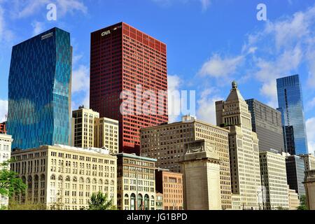 Chicago, Illinois, Stati Uniti. Una parte dello skyline della città sopra Michigan Avenue nel centro di Chicago. Foto Stock