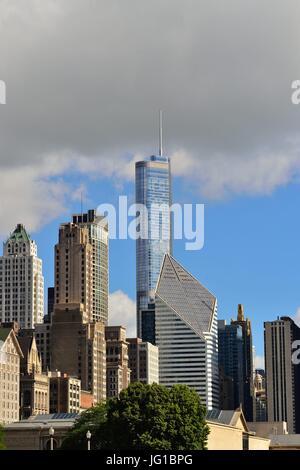 Trump Tower, noto anche come Trump International Hotel and Tower di Chicago sorge quasi alle nuvole sopra la città. Chicago, Illinois, Stati Uniti d'America. Foto Stock