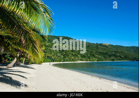 Spiaggia di sabbia bianca sulla Korovou Eco-Tour Resort, Naviti, Yasawas, Figi e Sud Pacifico Foto Stock