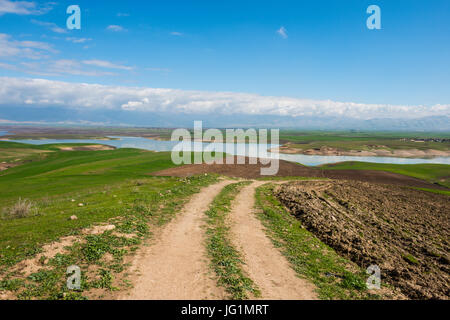 Strada che conduce al Darbandikhan lago artificiale sul confine di Iran, Iraq Kurdistan Foto Stock