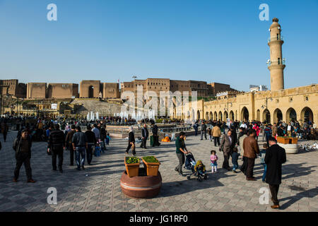 Enorme piazza con fontane al di sotto della cittadella di Erbil o Hawler, capitale del Kurdistan iracheno Foto Stock