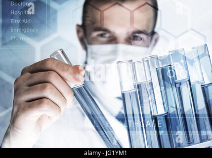 Bello scienziato per fare ricerca sulla molecola di DNA struttura Foto Stock