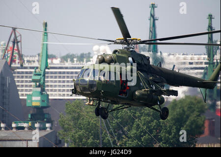 MI 17 elicottero con il polacco navale forze speciali militari, Jednostka Wojskowa Formoza (unità militare Formoza) durante gli esercizi. 23 giugno 2017 Gdynia, Foto Stock