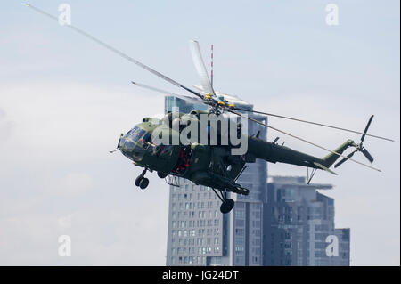 MI 17 elicottero con il polacco navale forze speciali militari, Jednostka Wojskowa Formoza (unità militare Formoza) durante gli esercizi. 23 giugno 2017 Gdynia, Foto Stock