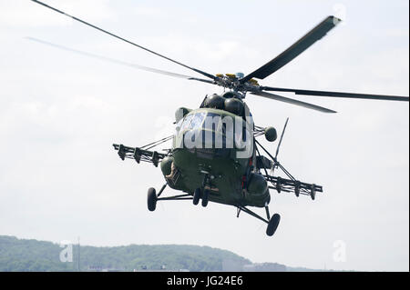 MI 17 elicottero con il polacco navale forze speciali militari, Jednostka Wojskowa Formoza (unità militare Formoza) durante gli esercizi. 23 giugno 2017 Gdynia, Foto Stock