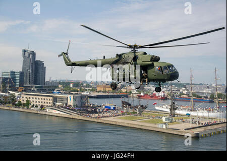 MI 17 elicottero con il polacco navale forze speciali militari, Jednostka Wojskowa Formoza (unità militare Formoza) durante gli esercizi. 23 giugno 2017 Gdynia, Foto Stock