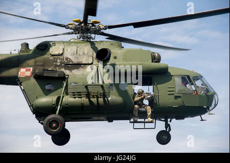 MI 17 elicottero con il polacco navale forze speciali militari, Jednostka Wojskowa Formoza (unità militare Formoza) durante gli esercizi. 23 giugno 2017 Gdynia, Foto Stock