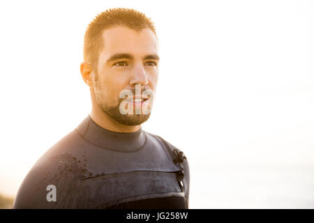 Outdoor ritratto di un bel giovane surfist sorridente Foto Stock