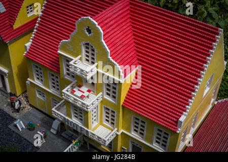 A Billund, Danimarca - 27 Luglio 2017: primo piano della casa nel villaggio di Skagen realizzata in mattoncini lego a Legoland in Danimarca Foto Stock