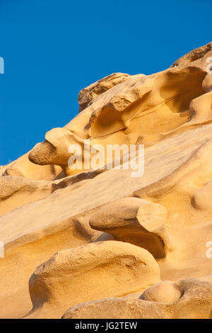 Arancione brillante arenaria eroso in forme astratte in Kyrenia area, Cipro Foto Stock