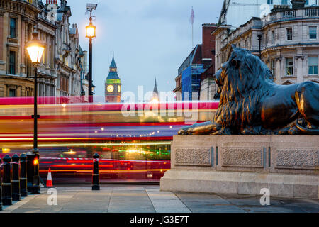 Londra Trafalgar Square lion e Big Ben tower a sfondo, London, Regno Unito Foto Stock