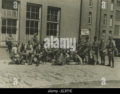 Het detachement van de Amsterdamse burgerwacht ruggine uit op het binnenterrein van - F40336 - KNBLO Foto Stock