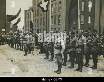 Het detachement van de Amsterdamse burgerwacht staat aangetreden op de binnenpla - F40320 - KNBLO Foto Stock