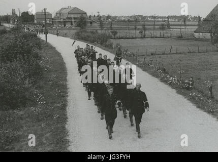 Het detachement van de Amsterdamse Politie onderweg tijdens de 23e Vierdaagse - F40447 - KNBLO Foto Stock