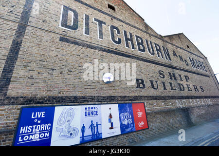 Segno per Ditchburn e Mare impresse su di un lato del brick warehouse, frutteto posto, Tower Hamlets, Londra, Inghilterra, Regno Unito. Foto Stock
