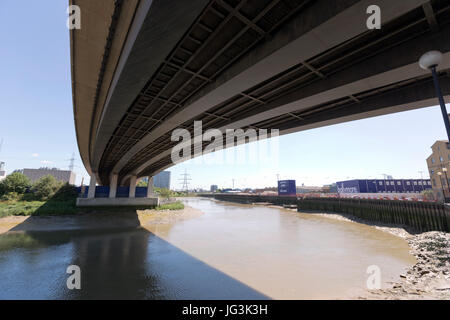 Il Lower Lea Crossing ponte (A1020), Canning Town, Londra, Regno Unito Foto Stock