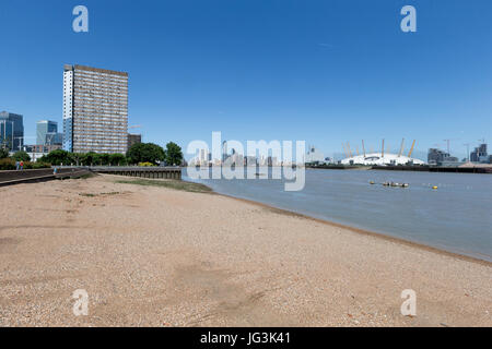 Vista della casa Kelson e del Tamigi foreshore, Isle of Dogs, London, Regno Unito Foto Stock