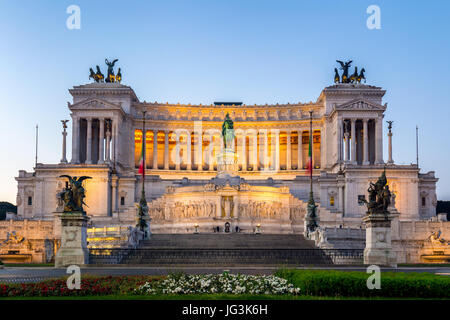 Bellissimo Altare della Patria (Altare della Patria, noto come il Monumento Nazionale a Vittorio Emanuele II o II Vittoriano ) al tramonto.famoso Roman Foto Stock