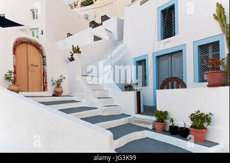 Santorini Grecia Fira architettura con pareti bianche scala grigia ceramica Foto Stock