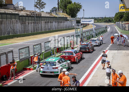 Seat Leon Cupra Cup racing cars nel circuito pit lane prima del giro di formazione in attesa di bandiera verde Foto Stock