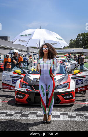 Seat Leon Cupra Cup giovane e bella ragazza a griglia con gli occhiali e ombrello ritratto su start traguardo Foto Stock