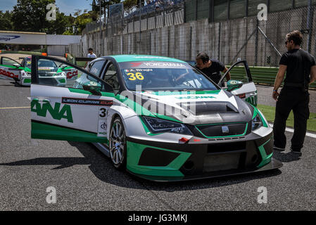 Seat Leon Cupra Cup racing, driver Alberto Briaghi auto, sul circuito griglia di partenza line up prima della gara Foto Stock