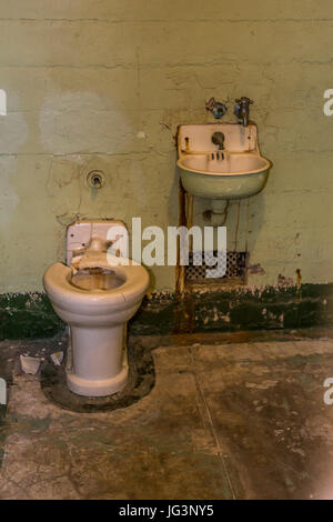 Wc, Lavandino, cella di prigione, cellhouse, la prigione di Alcatraz, Stati Uniti Penitenzieria, Isola di Alcatraz a San Francisco Bay, San Francisco, California Foto Stock