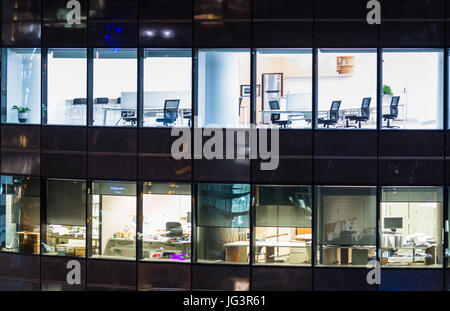 Alto edificio di uffici visti da fuori di notte. Brisbane. Australia. Foto Stock