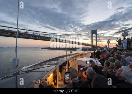 Stati Uniti d'America, New York, su 2017/07/01 : Arrivo del ponte 2017, una gara transatlantico da Saint-Nazaire a New York tra la nave da crociera Queen Mary 2 e quattro trimarans, "Sodebo" (Thomas Coville), "Idec" (Francis Joyon), "Macif" (François Gabart) e "reale" (Yves le Blévec). Questa regata è stata organizzata per commemorare il centenario del primo arrivo di truppe americane sulle coste francesi nel giugno 1917. Foto Stock