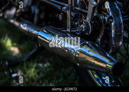 Ampio tubo di scarico di un motociclo Guzzi. Italiano Moto Guzzi marca. Foto Stock