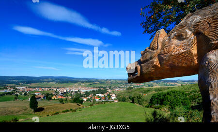 La scultura della bestia del Gévaudan, villaggio di Saugues, Haute Loire, Auvergne, Francia Foto Stock