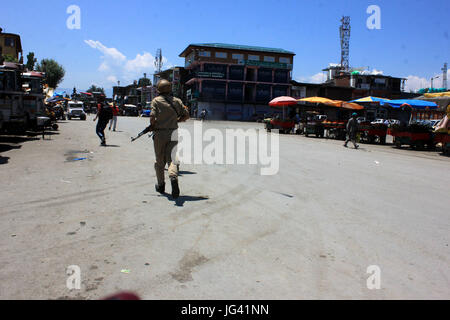 Anantnag, India. 02Luglio, 2017. Poliziotti indiano rush verso il sito di attacco militante su luglio, 02, 2017. Sospetto di militanti hanno girato la polizia conestabile del Jammu e Kashmir Polizia in pieno giorno al bus generale Stand in Anantnag. Credito: Muneeb Ul Islam/Pacific Press/Alamy Live News Foto Stock